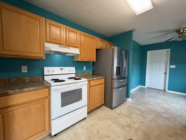 Building Photo - Spacious 3 Bedroom Home-122 Horse Shoe Bend