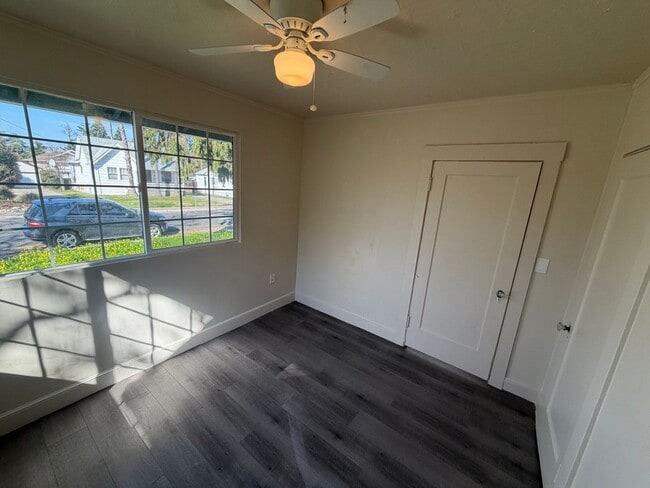 Building Photo - East Sac Bungalow!