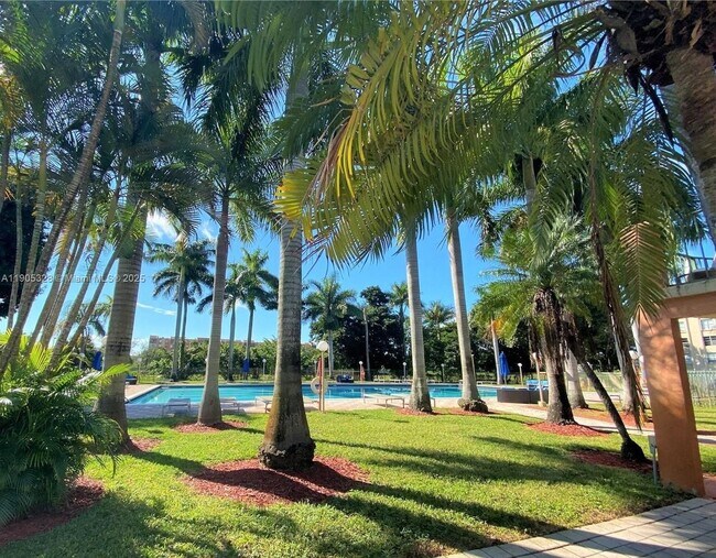 Building Photo - 9320 Fontainebleau Blvd