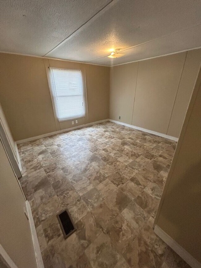 Building Photo - 165 Kesler Dr