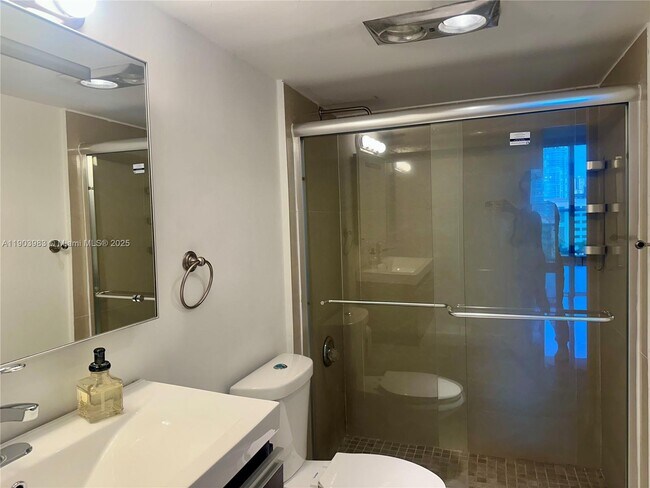 Building Photo - 100 Bayview Dr