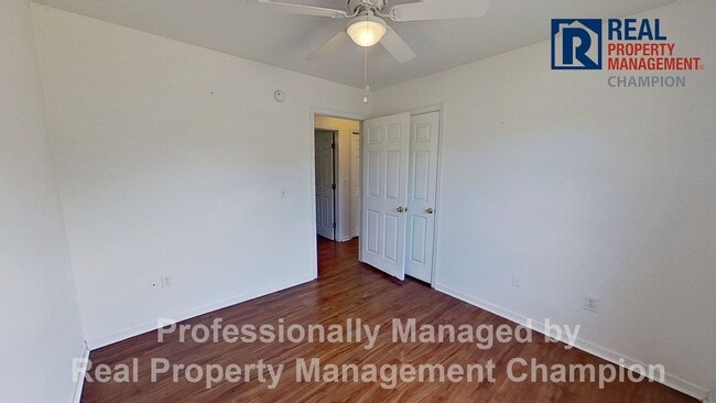 Building Photo - 3 BD/2BA Home with Sunny Floorplan and Eat-in Kitchen