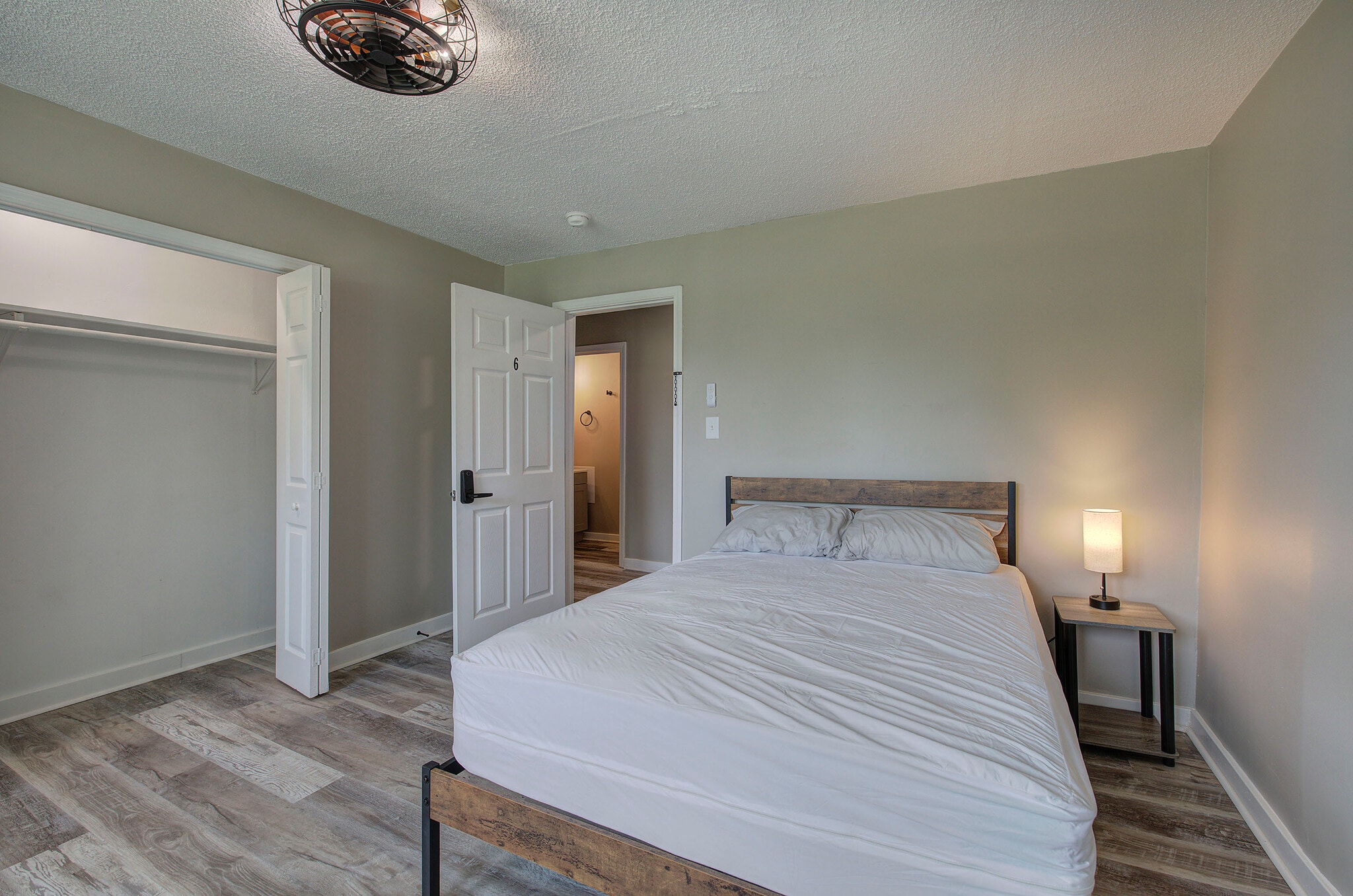Room 6 - 227 Saint Elmo Cir