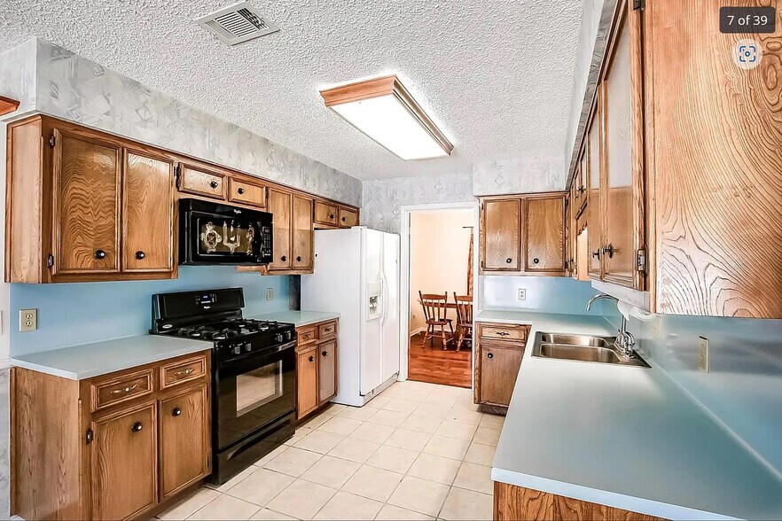 Building Photo - Room in House on Magic Hill Dr