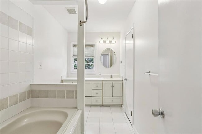 Building Photo - 2581 Sharondale Dr NE