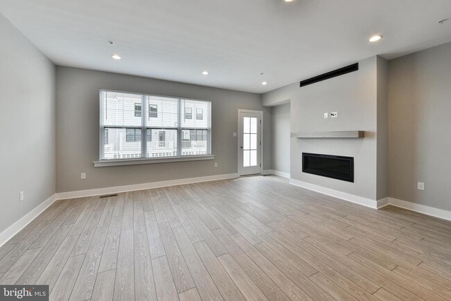 Building Photo - 328 Walnut St