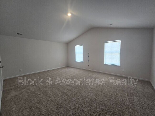 Building Photo - 310 Beresford Wy
