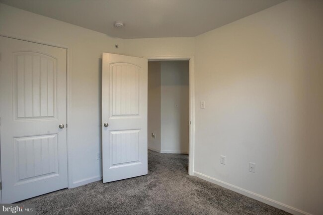 Building Photo - 30 Parkview Dr