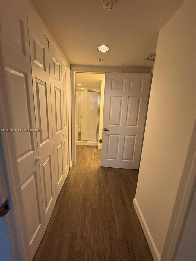 Building Photo - 1155 Brickell Bay Dr