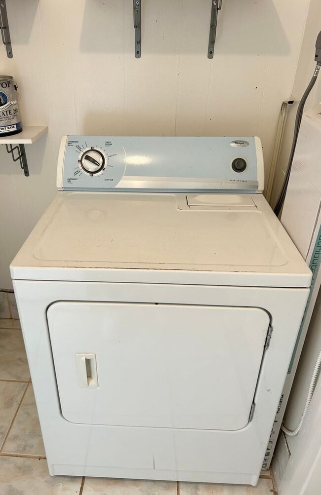 Building Photo - 2 bed 1 Bath House in Ideal Location in St Pete