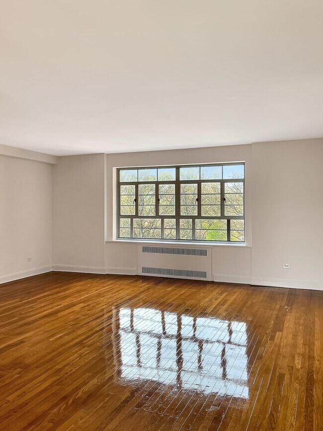 Building Photo - A prized destination in beautiful Forest Hill Garden, a place to call home