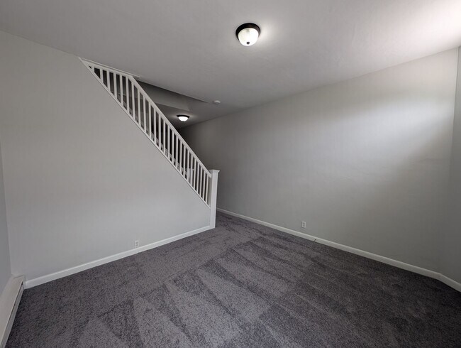 Building Photo - Large 2 Bed 1 Bath Townhome