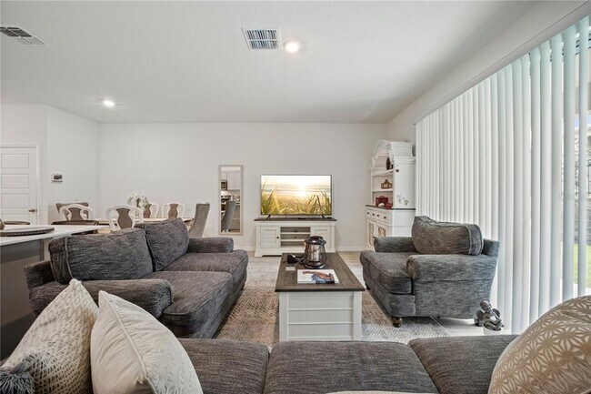 Building Photo - 2076 Monteverde Ave
