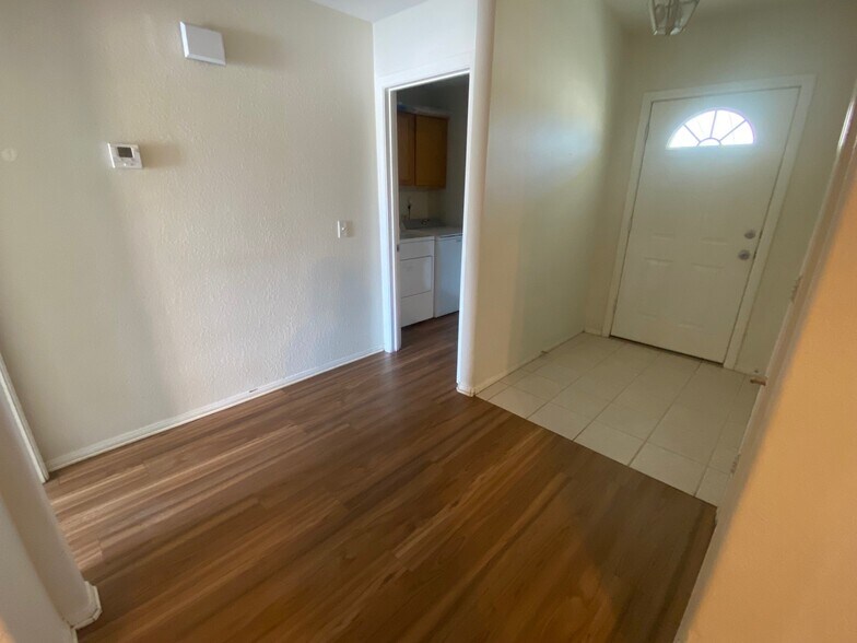 Building Photo - 3821 Ravine Ave