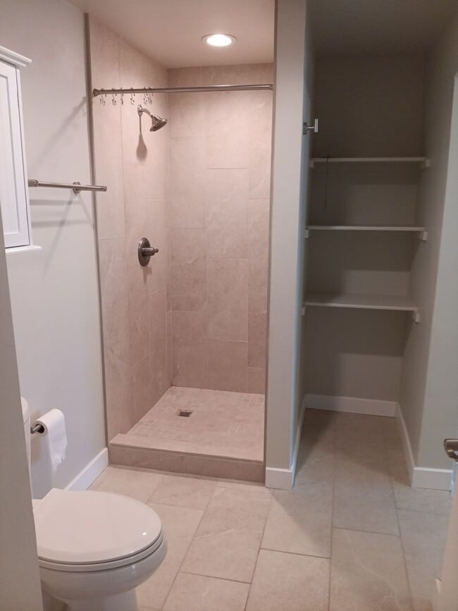 Building Photo - Stunning 4-bedroom 3-bathroom home in Santa Fe! Showings available NOW!