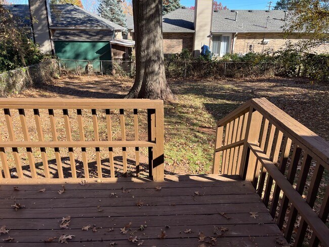 Building Photo - ADORABLE 3 BEDROOM HOUSE- FENCED BACK YARD