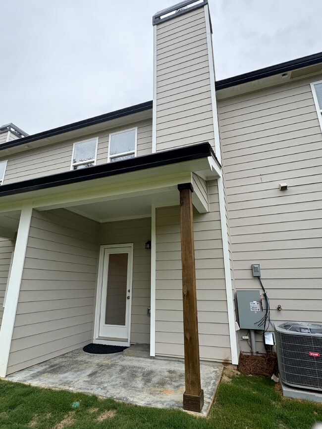 Building Photo - LIKE NEW, 3 bed 2 bath Townhome in Lula!