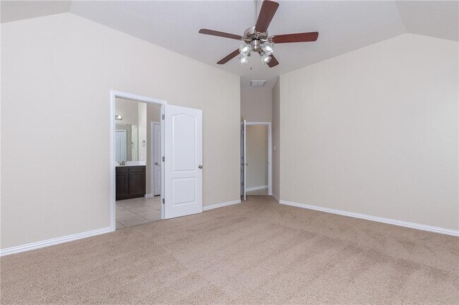 Building Photo - 504 Tascate St