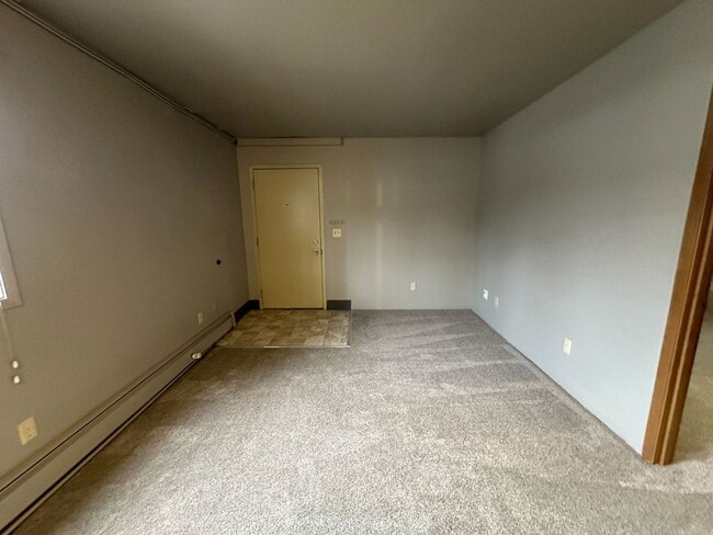 Building Photo - 1 BD, 1 BA Apartment Nestled Back on a Cul-de-Sac