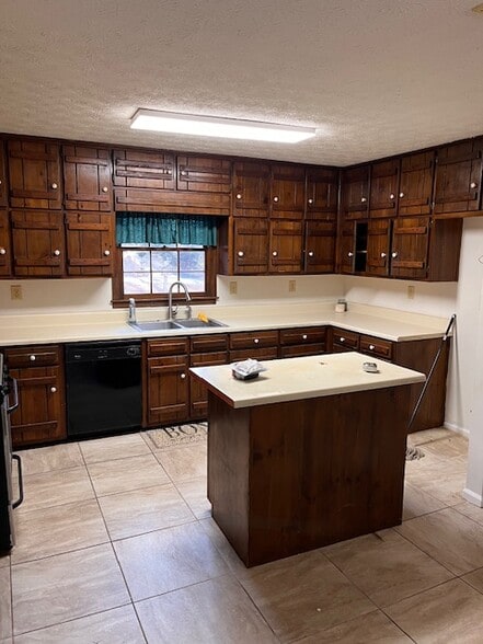 Building Photo - 180 Little Creek Dr