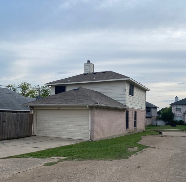 Building Photo - 805 Greenridge Dr