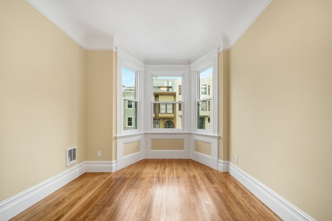 Building Photo - Remodeled pet friendly 1BR w/ shared roof deck, new kitchen, laundry