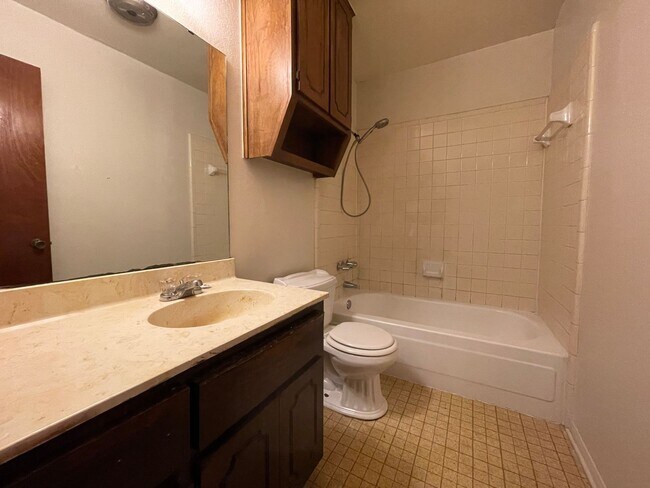 Building Photo - 704 Lisa Ln