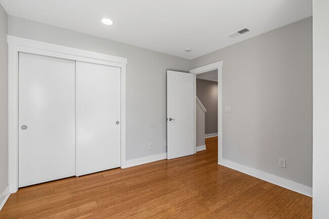 Building Photo - Modern 2BD/2BA Townhome w/ Private Yard, G...