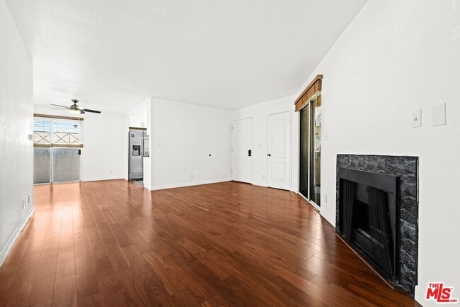 Building Photo - 610 Venice Way