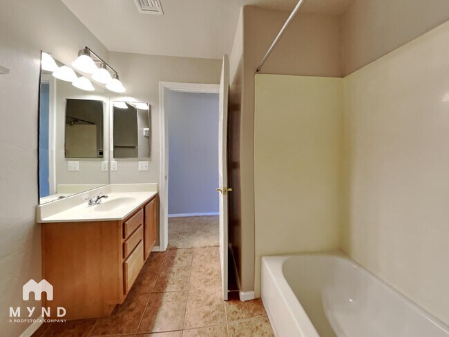 Building Photo - 5733 E Bellow Ln