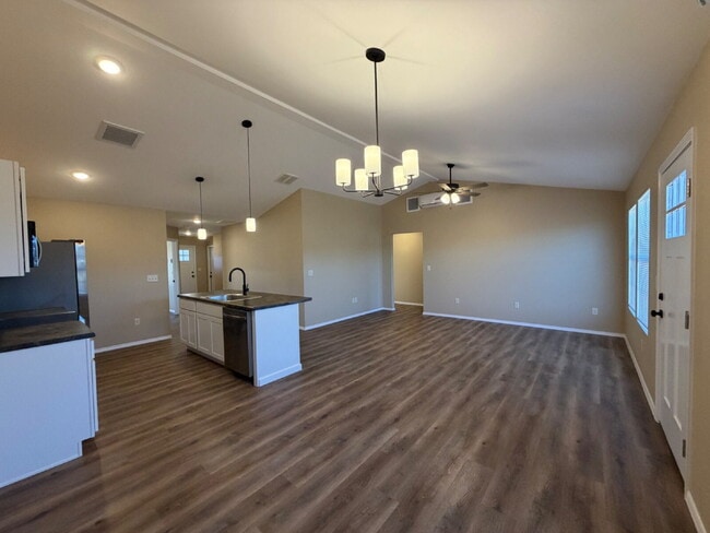 Building Photo - 4BR Duplex - Modern Energy Efficiency!!!