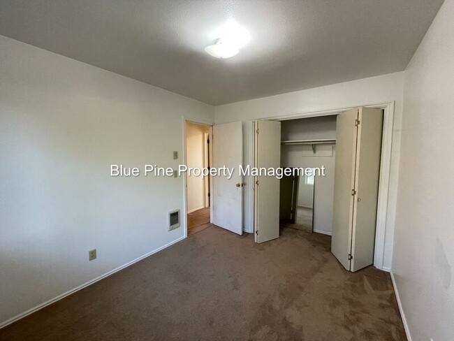 Building Photo - 570 Iona St