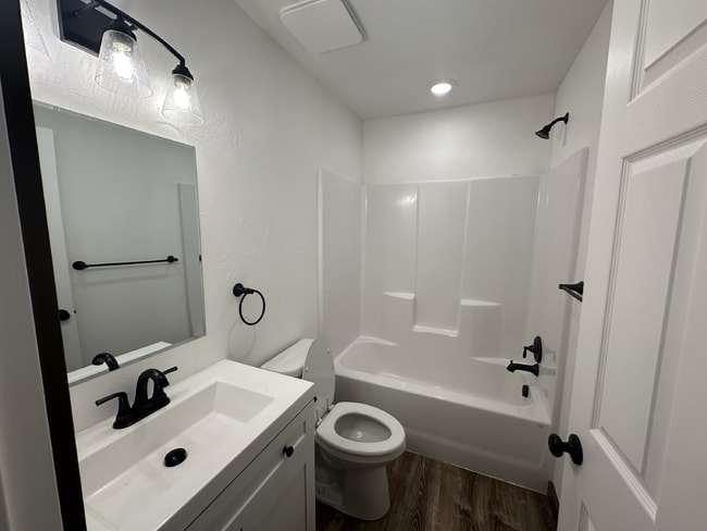 Building Photo - 3 Bed | 2 Bath Twin Bridges Home with Attached Garage