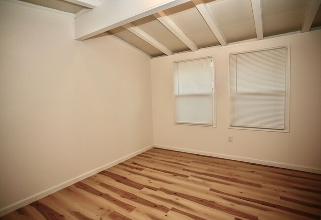 Building Photo - 1br 1 ba Duplex in Family Neighborhood!