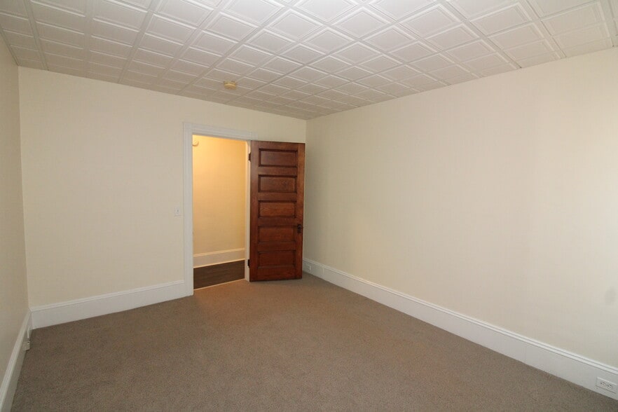 Building Photo - 16 Main St