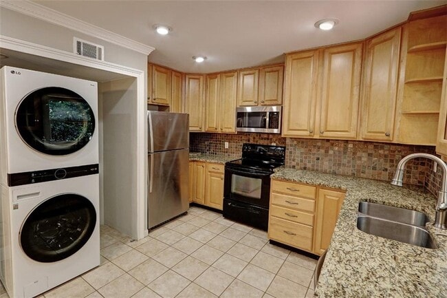 Building Photo - 2968 Fantasy Ln