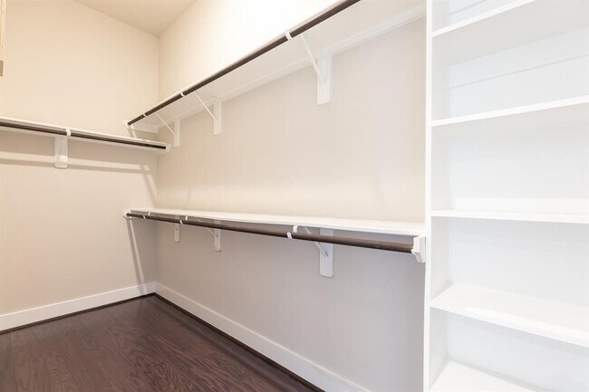 Building Photo - 5836 E Post Oak Ln