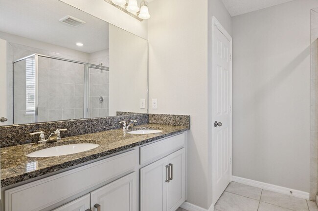Building Photo - 3/2.5/2 Townhome in SummerLake