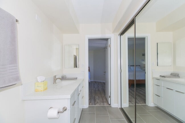 Building Photo - Canterbury Place - Fully renovated with hi...