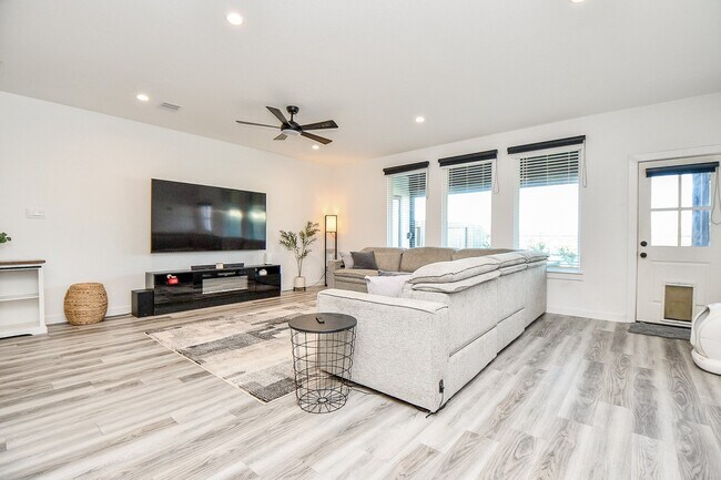 Building Photo - 2917 Skyline Mesa Dr