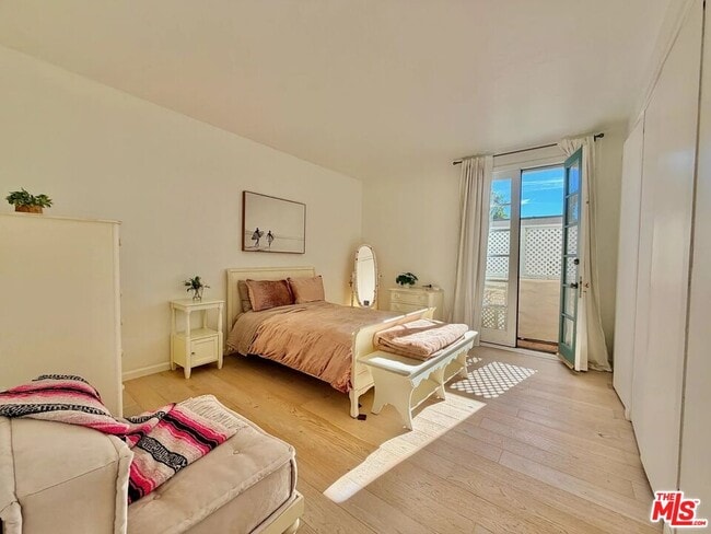 Building Photo - 1123 Flores St