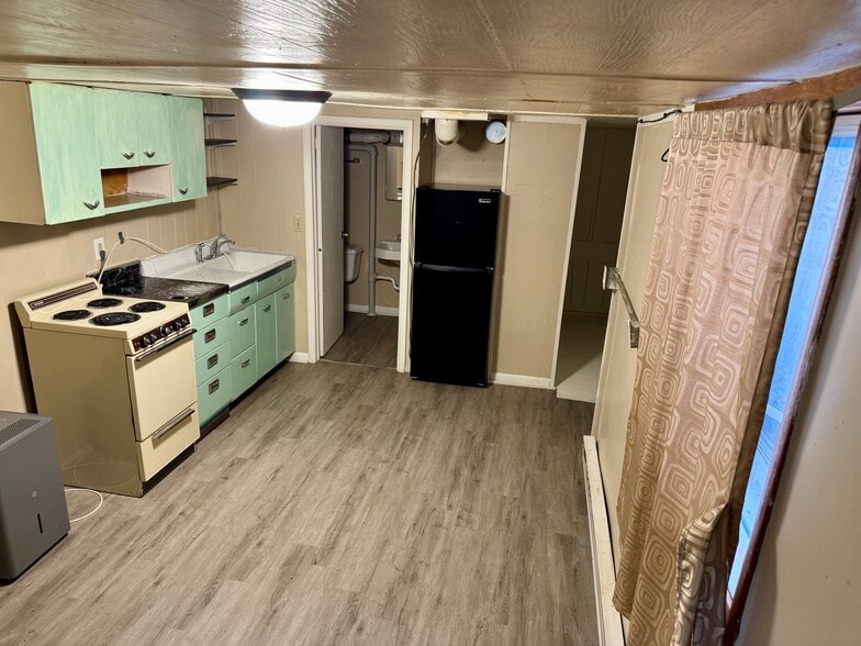 Building Photo - 914 8th Ave S