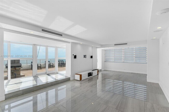 Building Photo - 5005 Collins Ave