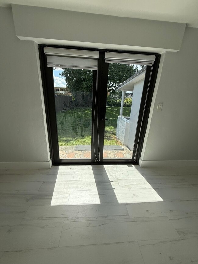 Den - 7142 SW 22nd St