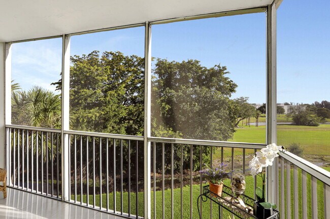 Building Photo - 2851 S Palm Aire Dr