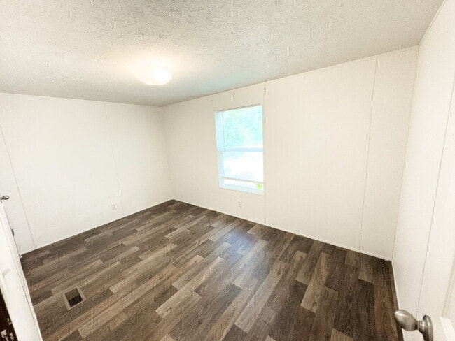 Building Photo - 2 Bed 2 Bath in Pendleton - REDUCED