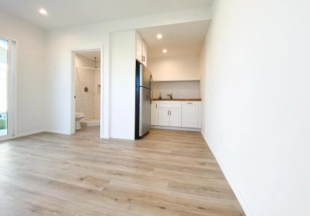 Building Photo - 3003 1/2 Cloverdale Ave