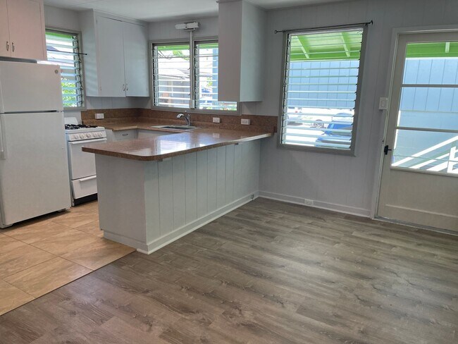 Building Photo - Kuakini - 2 Bdrm/1 Bath/1 Prkg - Puuhue Pl...