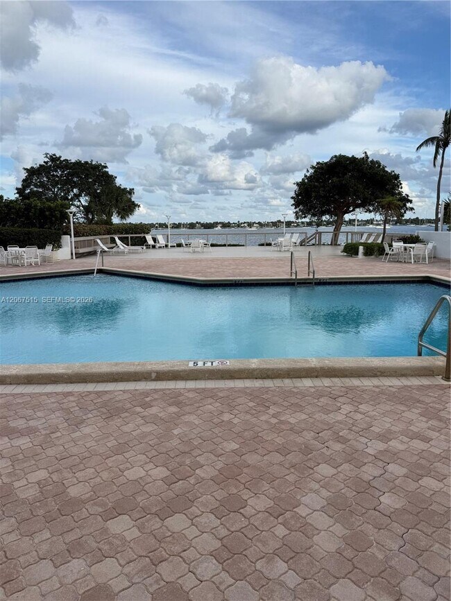 Building Photo - 5600 N Flagler Dr