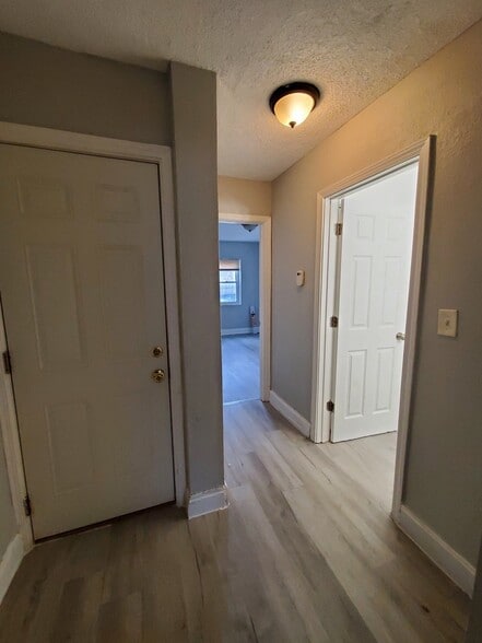 Building Photo - 250 E Beechwood Ave